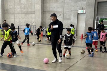 サッカー教室を行う武田修宏氏