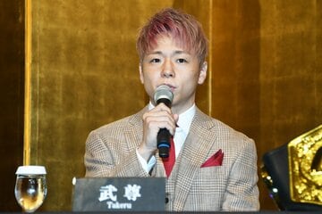 引退会見で胸中を語った武尊