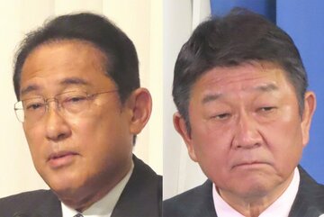  岸田首相(左)と自民・茂木幹事長（東スポWeb）