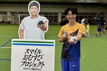 大谷翔平パネルの横に立つ多田修平