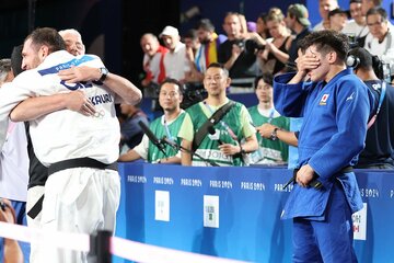 歓喜のベカウリの横で村尾は涙をぬぐった