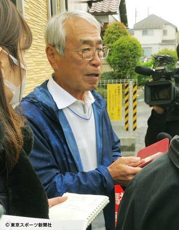  取材に応じる兄・知之さん