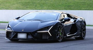 新庄監督が乗ってきたスーパーカー「ランボルギーニ　レヴェルト」