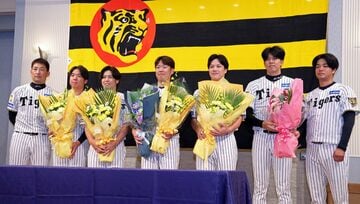 （左から）岩崎優、村上頌樹、梅野隆太郎、西勇輝、伏見寅威、才木浩人、高橋遥人