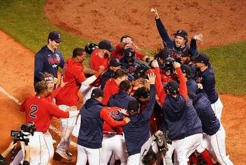  サヨナラ勝ちで喜ぶレッドソックスナイン（ロイター＝USA　TODAY　Sports)