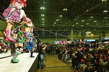 客席に入り込み、ZAMAS軍にゴムパッチン攻撃を仕掛けるウナギ・サヤカ(右)