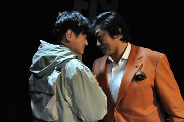 井浦新（左）とフェイスオフの小橋建太