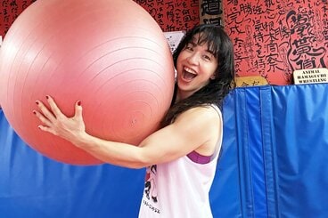 髪にパーマを当て、オトナ度が増した?浜口京子