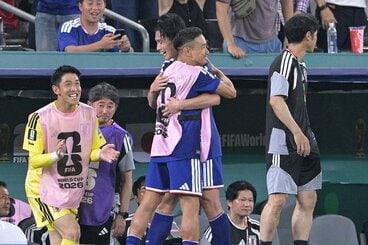 ベンチに下がり長友佑都(左)と抱擁を交わす上田綺世
