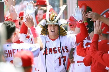 大谷翔平のエンゼルス時代。本塁打後の兜パフォーマンスは話題になった