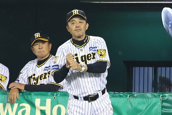 ９回、代打糸原を告げる岡田監督