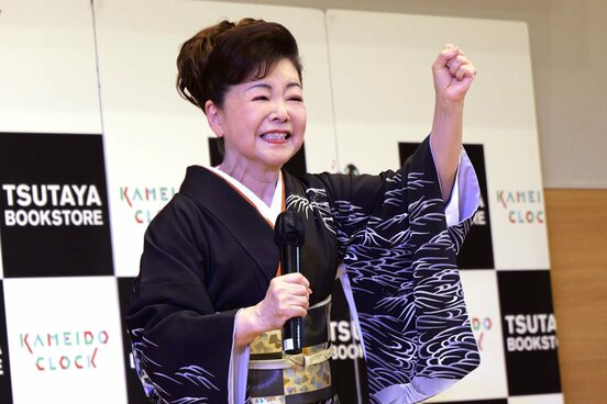 東京・亀戸のカメイドクロックで新曲イベントを行った中村美律子