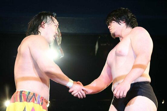 田村男児(右)と握手をする立花誠吾