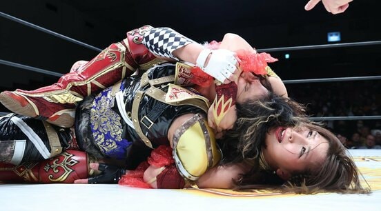 ＣＨＩＡＫＩ（左）を絞める青野未来