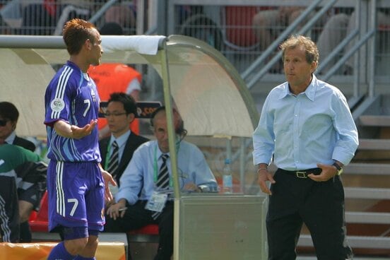 異変が生じていたジーコ監督。中田（左）にとって最後のＷ杯となった（０６年６月）