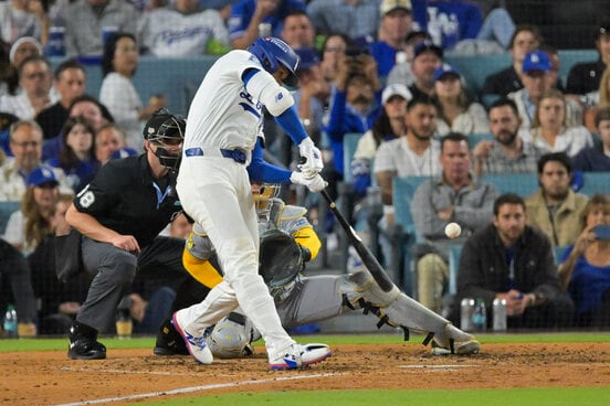 NLCS第４戦で本塁打を放つ大谷翔平（ロイター）