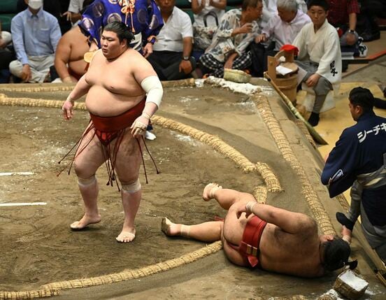 高安（右）を押し倒しで破った熱海富士