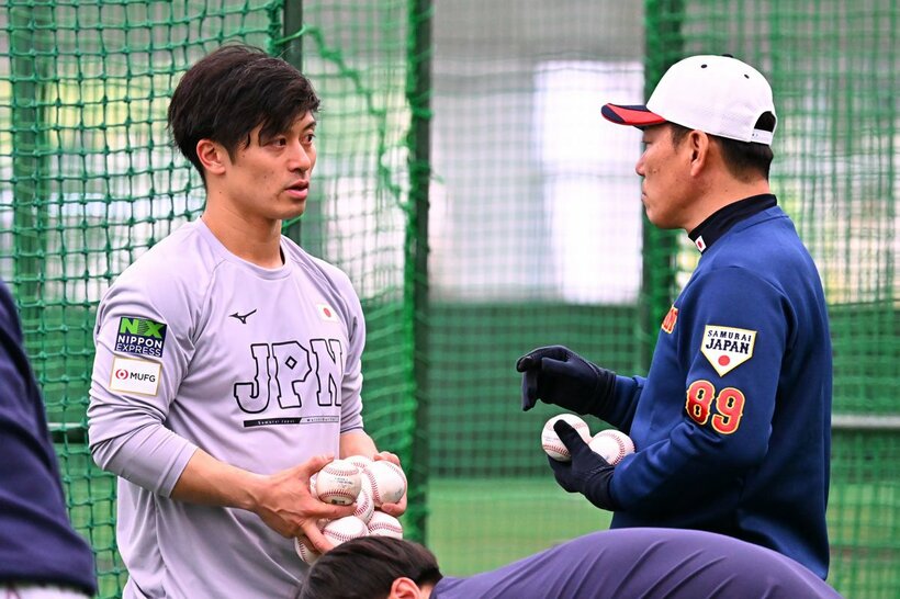 正捕手候補の阪神・坂本誠志郎(左)に声をかける侍ジャパン・井端監督