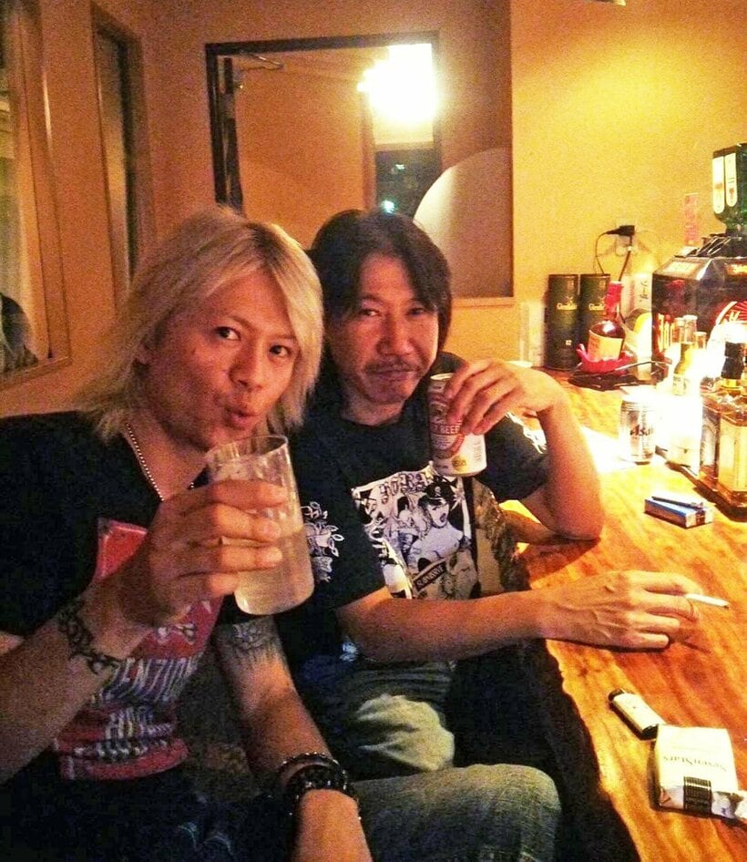 高橋ロジャー和久さん（右）とKENTARO