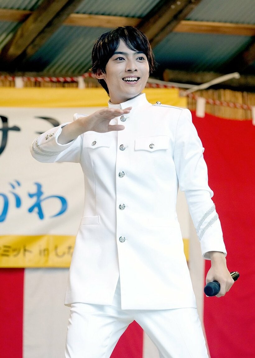  蛇窪神社のステージで歌唱した辰巳ゆうと