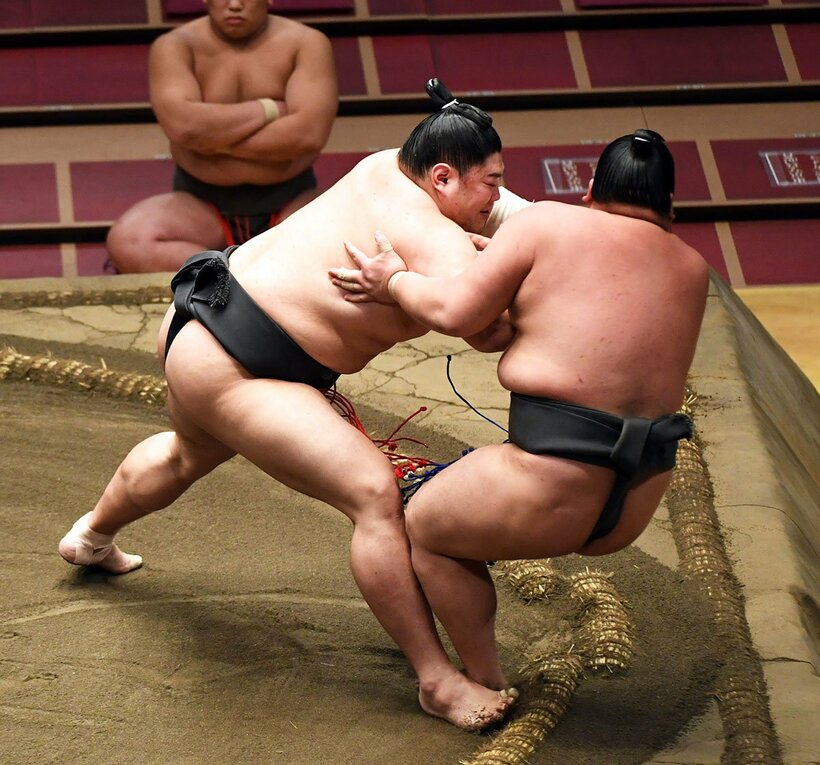  阿炎(左)は幕下２場所連続Vで十両復帰を確実とした