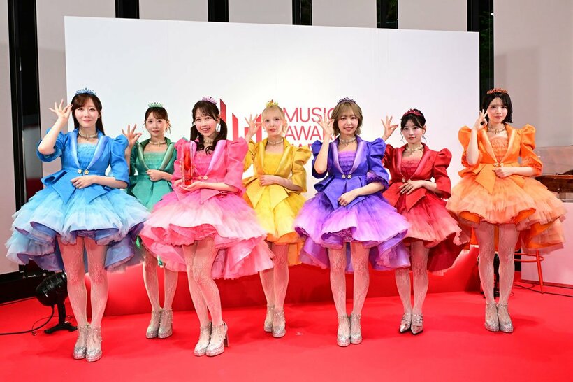 受賞を喜ぶFRUITS ZIPPER。左から真中まな、櫻井優衣、松本かれん、早瀬ノエル、仲川瑠夏、月足天音、鎮西寿々歌
