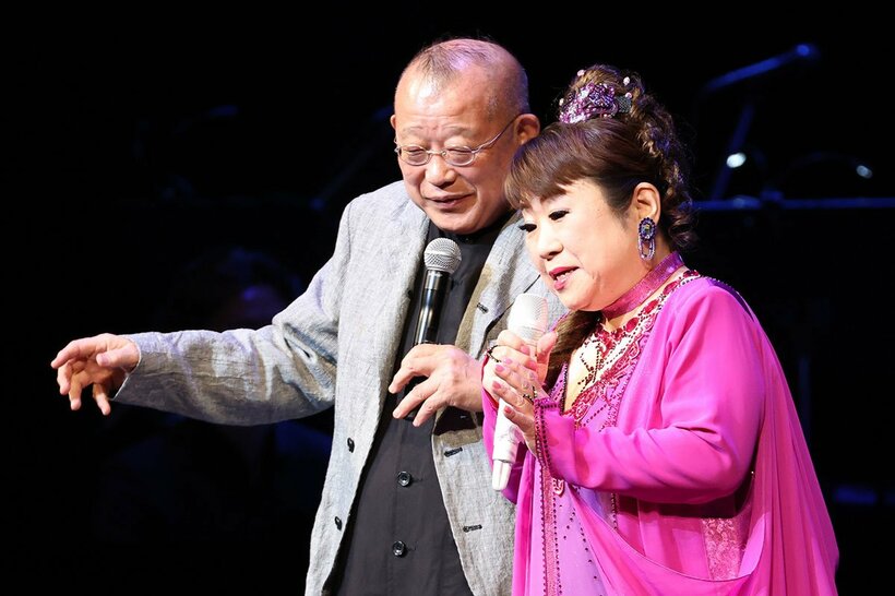 ゲストの笑福亭鶴瓶（左）と天童よしみ