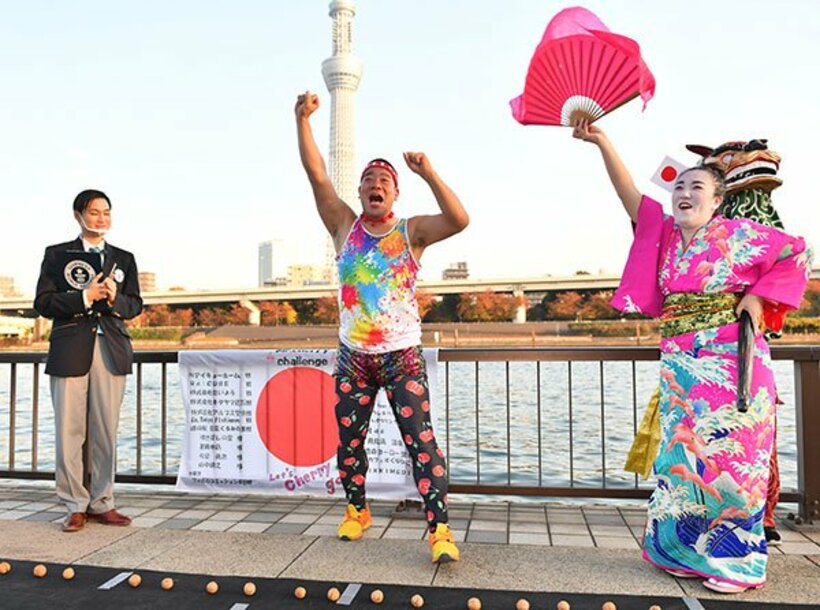  ビデオ判定で成功を伝えられ、喜ぶチェリー吉武（中）と妻・たんぽぽ白鳥（ギネス世界記録ＴＭ）