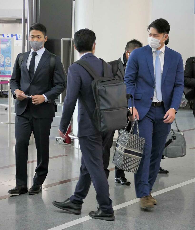  沖縄へ向かう石川昂（右）と根尾（東スポWeb）