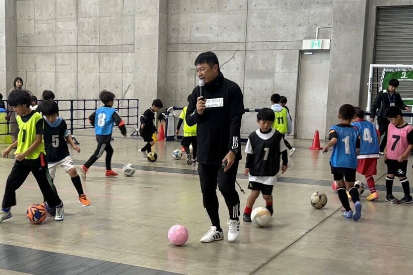 サッカー教室を行う武田修宏氏