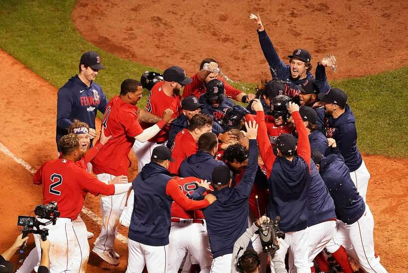  サヨナラ勝ちで喜ぶレッドソックスナイン（ロイター＝USA　TODAY　Sports)