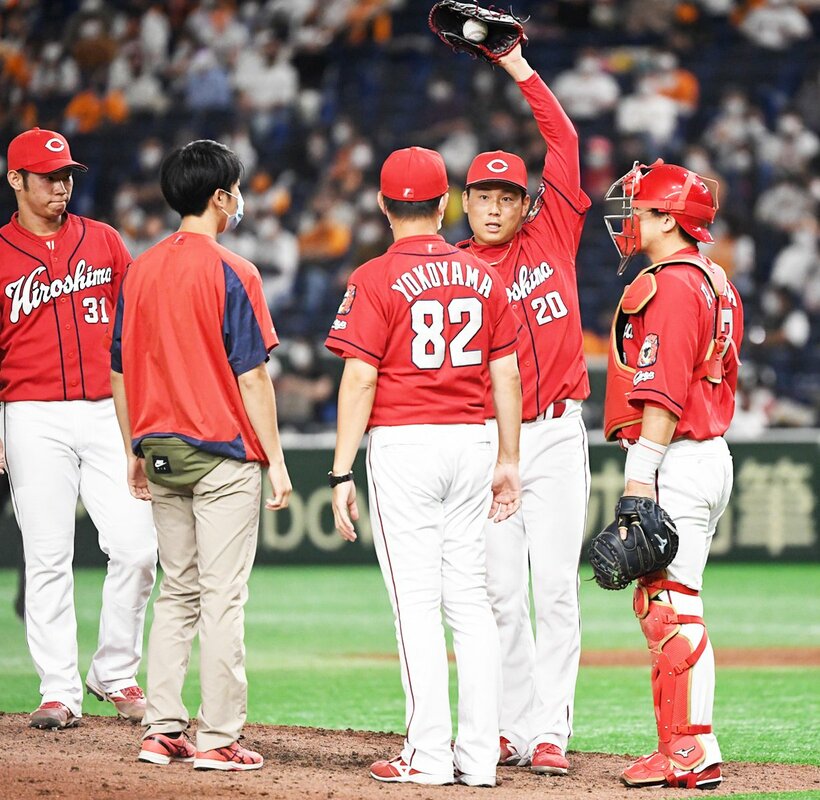  広島・栗林(右から２人目)は左肩を気にするそぶりも（東スポWeb）