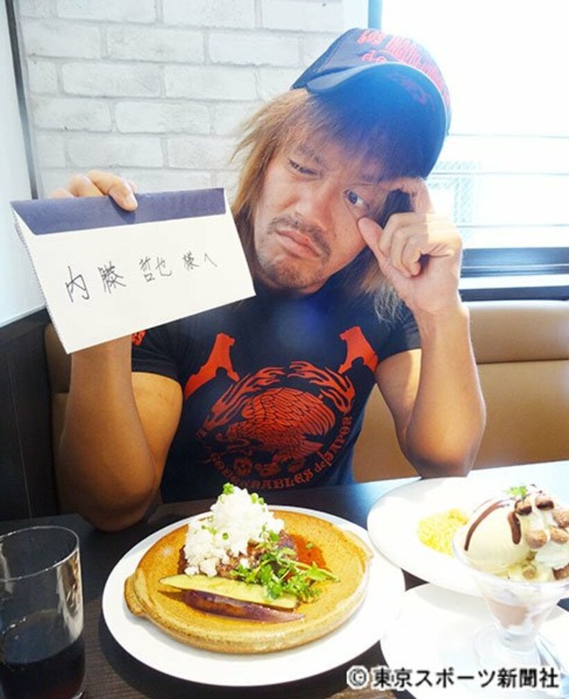  内藤はおいしそうな料理を前に飯伏からの手紙を一蹴した