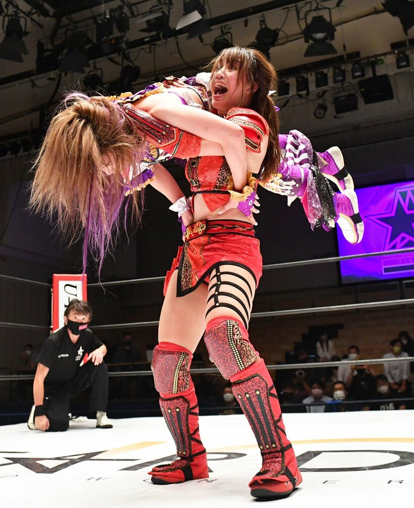  中野を流炎でマットに叩きつけた朱里