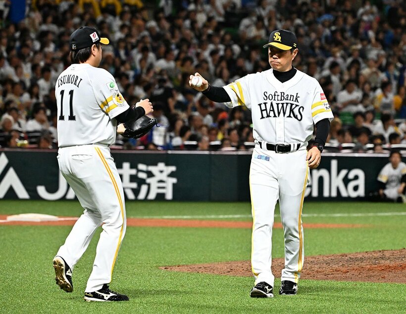 ７回途中に先発モイネロを降板させ、津森宥紀(左)にスイッチしたソフトバンク・小久保監督
