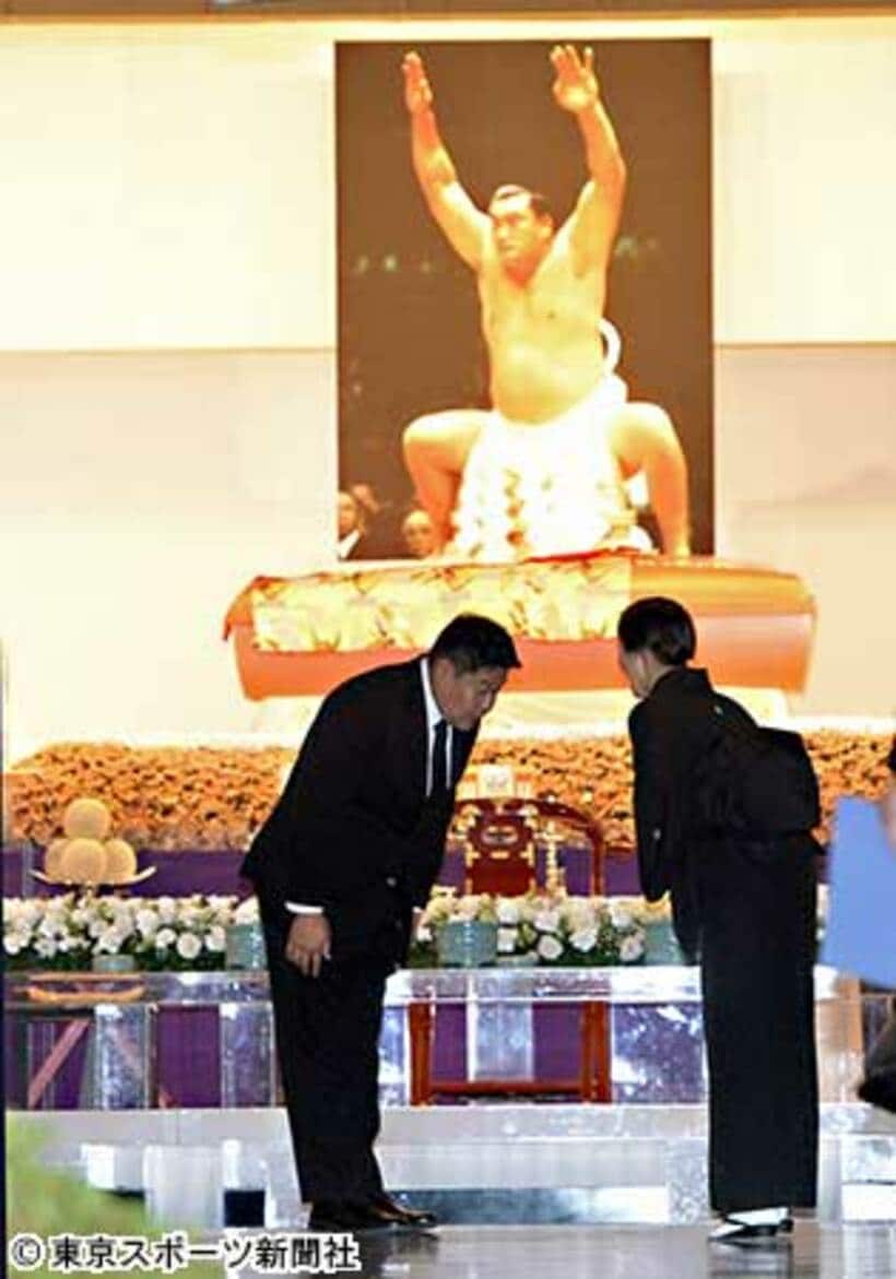  輪島大士さんの通夜に参列した花田虎上（左）