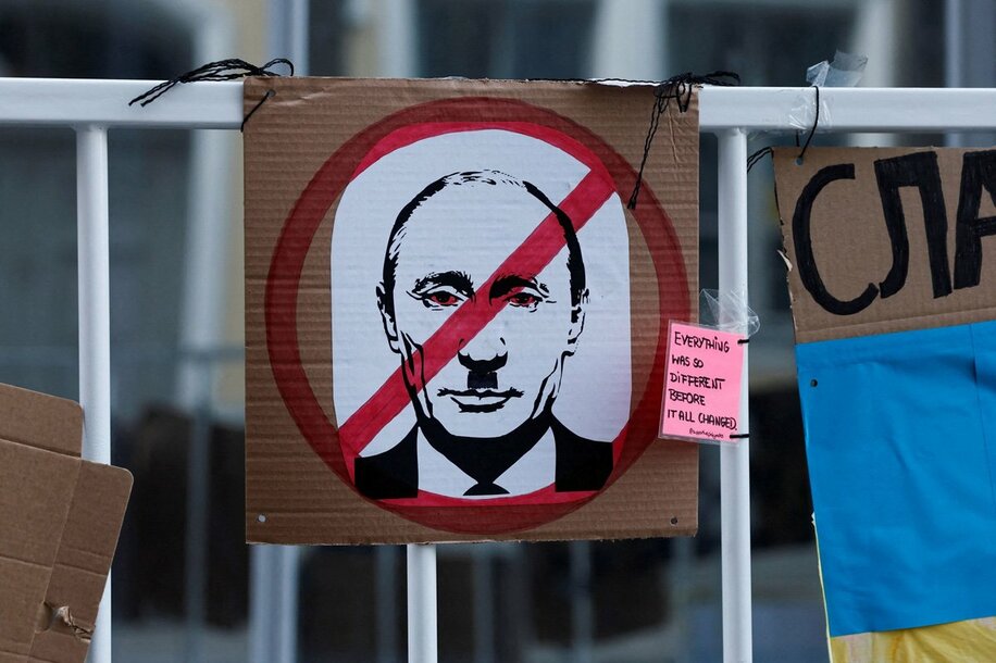  エストニアの反戦デモではプーチン氏の肖像画に…（ロイター）