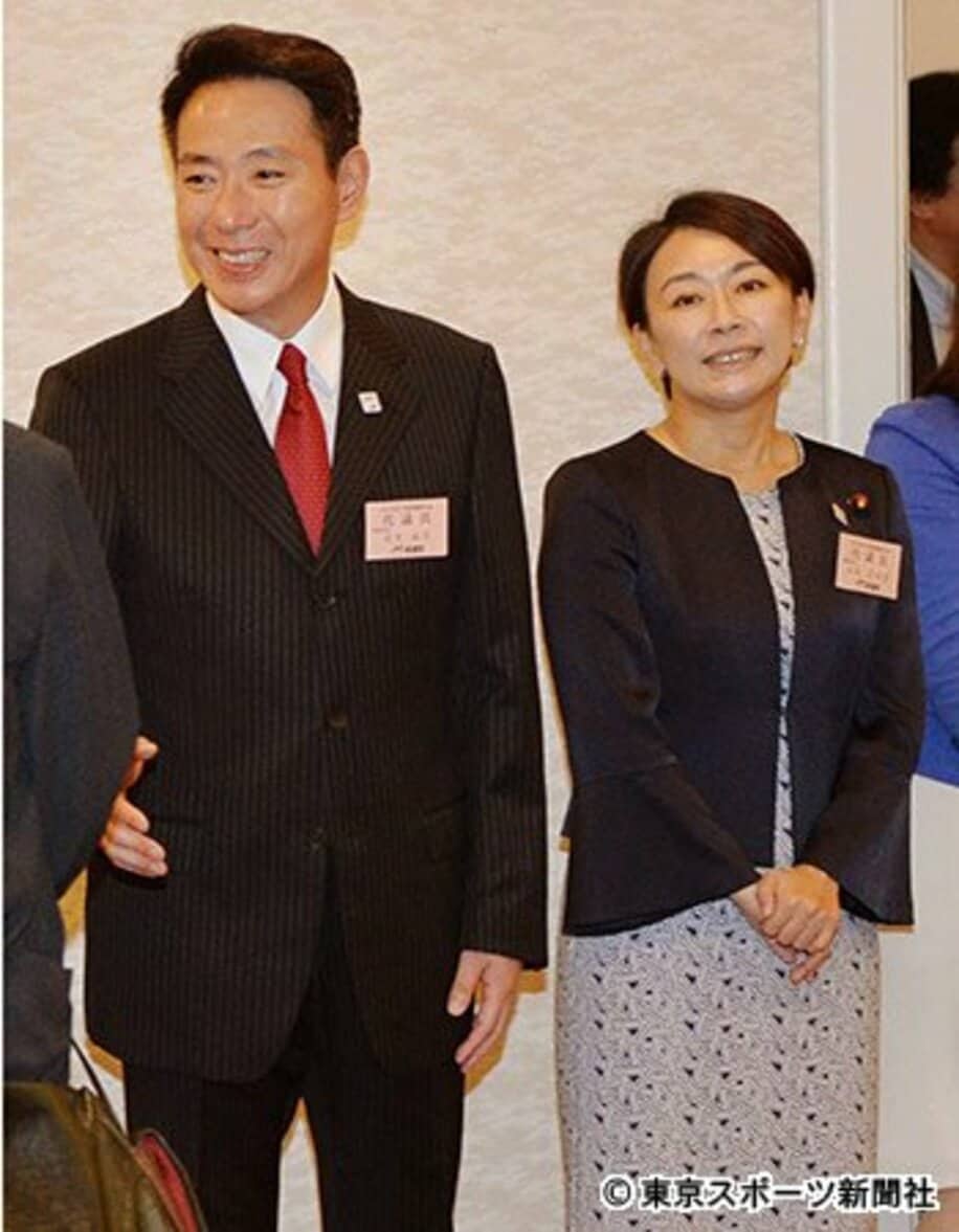  結果的に前原体制で第１号離党者となった山尾氏（右）