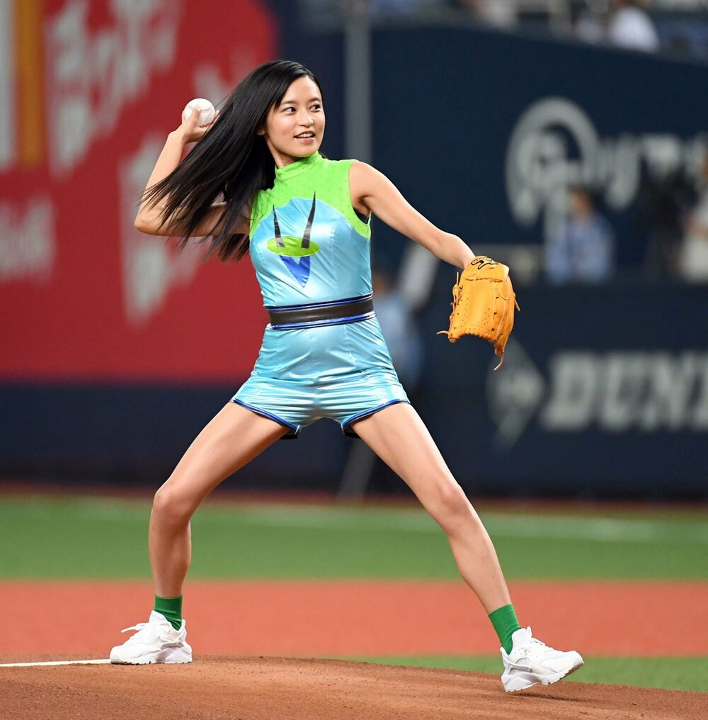 ホットパンツ姿で始球式に登板したこじるり