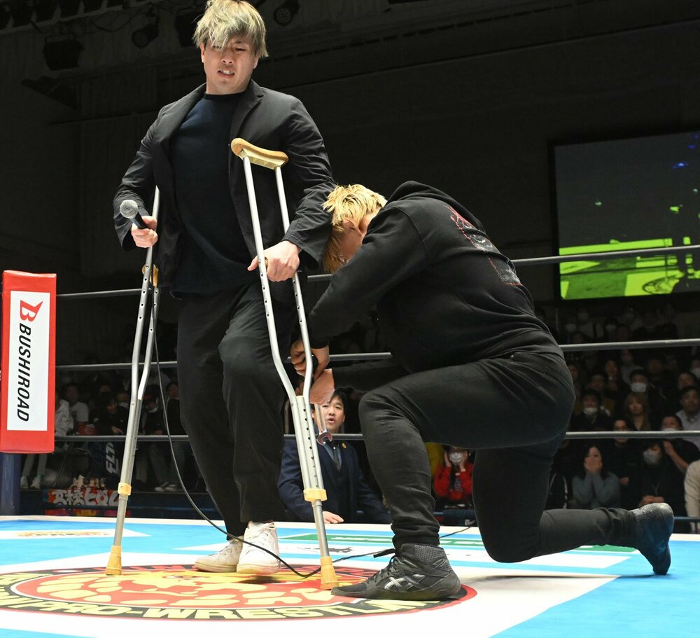 欠場のあいさつをするマスター・ワトの左ヒザを襲うSHO