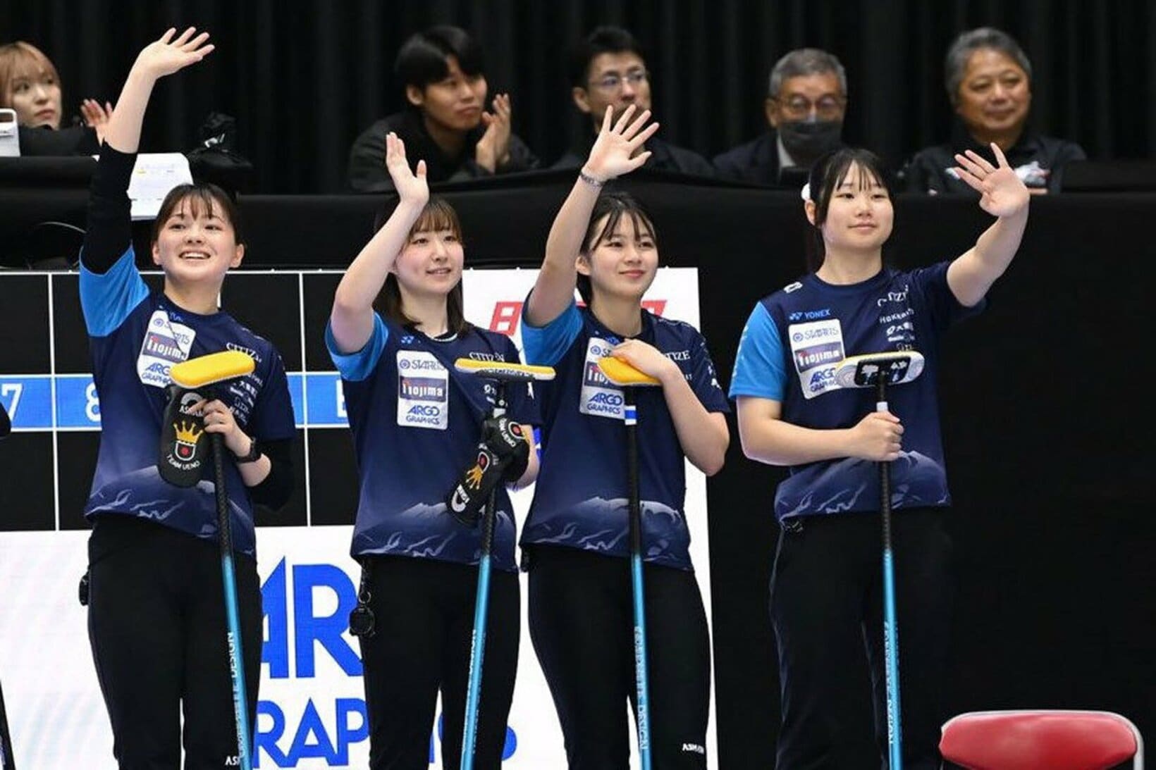 歓声に応えるSC軽井沢クラブの(左から)上野美結、金井亜翠香、上野結生、川田亜依（©JCA/ H.IDE）
