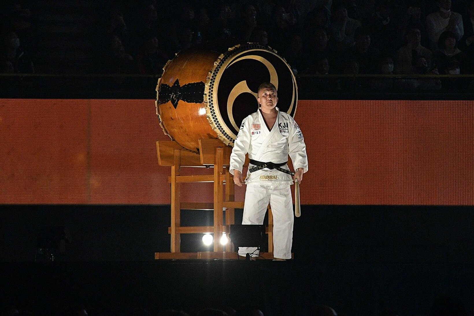 ウルフアロンのデビュー戦の入場で、和太鼓を叩いた鈴木桂治監督