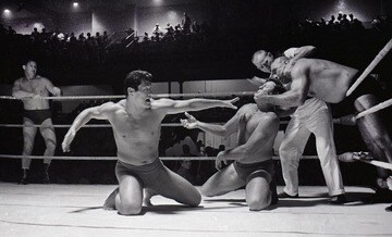 マイヤース（中）を空手チョップで攻める猪木。ストンパー（右）が援護（１９６４年５月、米カンザス州カンザスシティー）