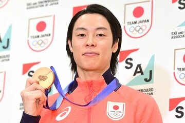 帰国会見でメダルを見せる小林陵侑