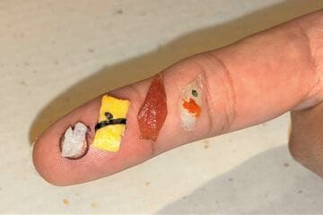 見よ！極小のすしを（左からタコ、玉子、マグロ、フグ）