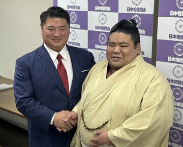 中村親方（左）と嘉陽