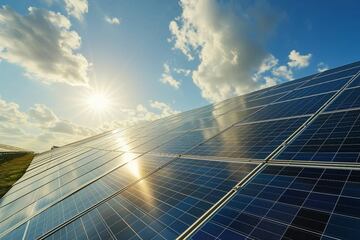 ペロブスカイト型太陽電池なら製造コストが安く、原料も国内調達が可能だ（写真はイメージ）