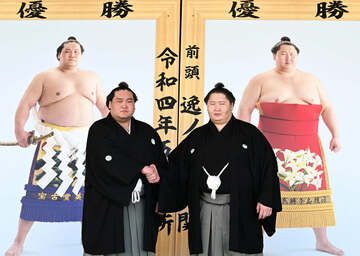  優勝額贈呈式で記念撮影に応じる照ノ富士（左）と逸ノ城(代表撮影）