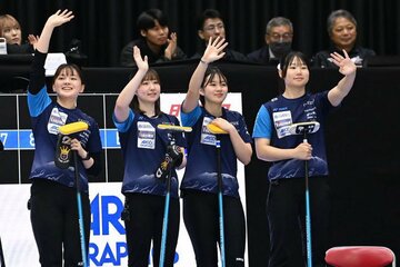 歓声に応えるSC軽井沢クラブの(左から)上野美結、金井亜翠香、上野結生、川田亜依-（©JCA/H.IDE）