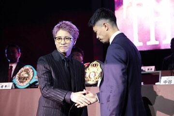 握手する井上尚弥（左）と中谷潤人